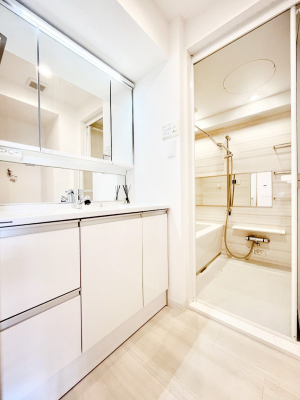 ʑEʏ@`Dressing Room`@\ȑ傫̐ʑ͎[鎖ȂAgȂ݃`FbN⎕ȂǁA̍QԂłzeCNȃXy[Xŗ]TƂƂĒ܂B