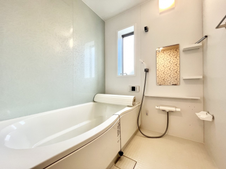 @`Bath Room`@ƑL΂ē邱Ƃ\I̔MdȃoX^CłBqlƂꏏł\ȍLȂ̂ŁArOƂ͈ƑcR̂ЂƎy݂܂B