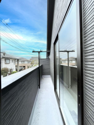 oRj[@`Balcony`@̃oRj[̑Oɂ͉_ȊOɑzՂ̂܂B󕨂₷A薾邭ĈĂ܂BƑS̐󕨂CɊ܂B