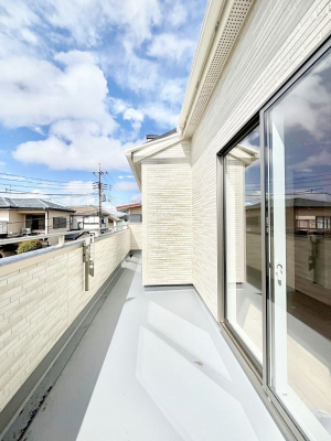oRj[@`Balcony`@̃oRj[̑Oɂ͉_ȊOɑzՂ̂܂B󕨂₷A薾邭ĈĂ܂Bg₷JIȃoRj[ł
