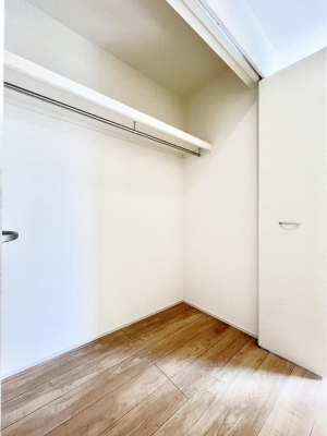 [@`Closet`@ǖʃN[[bg΃^XuKvȂAôȂXbLԂێł܂BꂽXy[XLɊpłBG߂̈ߗނ̕iȂǂՂ[o܂ˁ