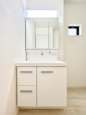 ʑEʏ@P`Dressing Room`@\ȑ傫̐ʑ͎[鎖ȂAgȂ݃`FbN⎕ȂǁA̍QԂłzeCNȃXy[Xŗ]TƂƂĒ܂B