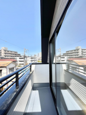 oRj[@`Balcony`  傫ȋɈ͂܂ꂽĈƁB  oRj[`ň|IȊJɕ܂܂B  oRj[͗z݂zc󕨂C悭Ƃł܂B
