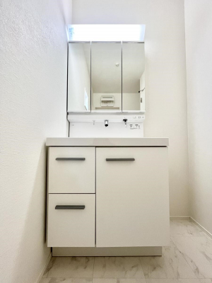 ʑEʏ@`Dressing Room`@\ȑ傫̐ʑ͎[鎖ȂAgȂ݃`FbN⎕ȂǁA̍QԂłzeCNȃXy[Xŗ]TƂƂĒ܂B