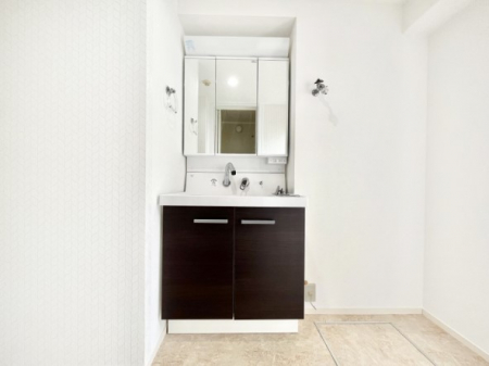 ʑEʏ@`Dressing Room`@\ȑ傫̐ʑ͎[鎖ȂAgȂ݃`FbN⎕ȂǁA̍QԂłzeCNȃXy[Xŗ]TƂƂĒ܂B  