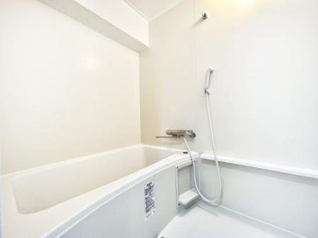 @`Bath Room`@L΂ē邱Ƃ\I̔MdȃoX^CłBqlƂꏏł\ȍLȂ̂ŁArOƂ͈ƑcR̂ЂƎy݂܂B