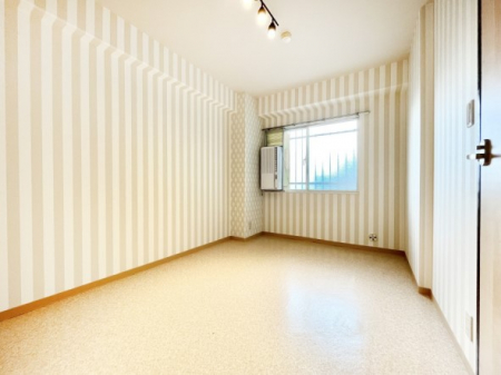 ̑ρ@`Bed Room`@Z߂䂭uقǁA肵ԂZBwKx́uƁvƁuXvƁuvaɖK邾Ɖ߂ĊĂ܂B