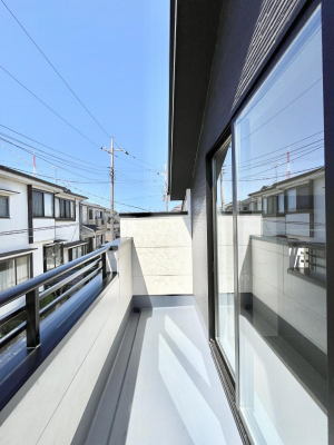 oRj[@`Balcony`@̃oRj[̑Oɂ͉_ȊOɑzՂ̂܂B󕨂₷A薾邭ĈĂ܂BƑS̐󕨂CɊ܂B