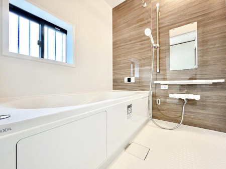 @P`Bath Room`@L΂ē邱Ƃ\I̔MdȃoX^CłBqlƂꏏł\ȍLȂ̂ŁArOƂ͈ƑcR̂ЂƎy݂܂B