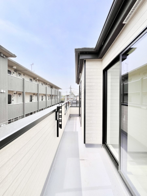 oRj[@`Balcony`@̃oRj[̑Oɂ͉_ȊOɑzՂ̂܂B󕨂₷A薾邭ĈĂ܂Bg₷JIȃoRj[ł