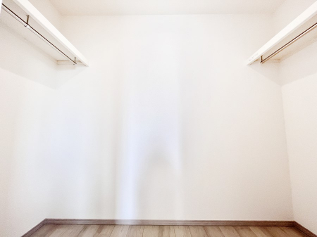 [@`Walk-in Closet`@KvȂ̂R[fBl[gꗗĊmFłAgxx⏀ZԂōςރEH[NCN[[bgݒu܂BƂ̒Ƃ֗Ȏ[Xy[XłB