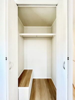 [@`Closet`@ǖʃN[[bg΃^XuKvȂAôȂXbLԂێł܂BꂽXy[XLɊpłBG߂̈ߗނ̕iȂǂՂ[o܂ˁ