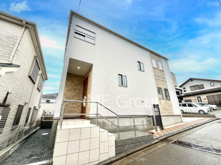 nOώʐ^@Oρ`Exterior`  ՐÂȏZnŎqĉƑɃsb^B  ̂UKȗ΂Ɍb܂ꂽGAŁARɕ܂ꂽ₩ȕ炵邽߂́AƂ肠ZĂ܂B