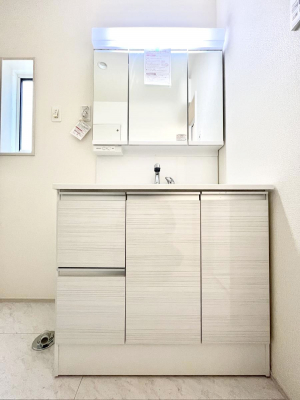 ʑEʏ@`Dressing Room`@\ȑ傫̐ʑ͎[鎖ȂAgȂ݃`FbN⎕ȂǁA̍QԂłzeCNȃXy[Xŗ]TƂƂĒ܂B
