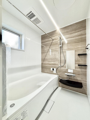 �����@�����`Bath Room�`�@�������������͋C�̗����Ŗ����Ɍ����ă��t���b�V���B���������@�\���t���Ă���̂ŗׂ̐���@�u����Ő􂢏オ�������󕨂��A�J�̓����V�C���C�ɂ������������邱�Ƃ��\�ł��B