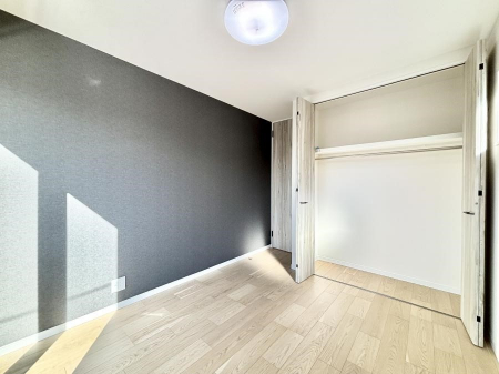 �q�������@�����`Bed Room�`�@�q�������͂��q�l�ɂƂ��đ�Ϗd�Ȗ���������܂��B�q����l�ŉ߂�����Ԃ�^���邱�ƂŁA�h���׋����Ԃ����R�Ƒ����܂����畔���̕Еt����|���Ȃǂ��������ƂɌq����܂��B