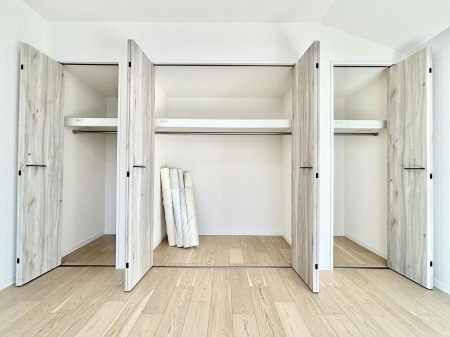 ���[�@�����`Closet�`�@�ǖʃN���[�[�b�g������΃^���X��u���K�v���Ȃ��A�o������̂Ȃ��X�b�L����Ԃ��ێ��ł��܂��B����ꂽ�X�y�[�X��L���Ɋ��p�ł������B�G�߂̈ߗނ��̕i�Ȃǂ����Ղ���[�o���܂��ˁ�