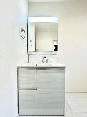 ʑEʏ@R`Dressing Room`@\ȑ傫̐ʑ͎[鎖ȂAgȂ݃`FbN⎕ȂǁA̍QԂłzeCNȃXy[Xŗ]TƂƂĒ܂B
