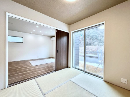 ̑ρ@`Japanese Room`  aʂȎԁA炩ȏt̂炩ȎA~͂̎炷zƂԁAoNɂĕ\ςʂȏꏊAƑ݂Ȃ̂Cɓ̋ԁB  