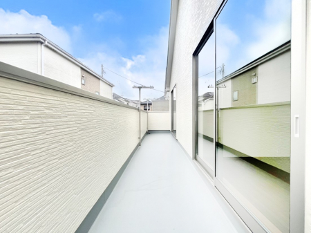 oRj[@`Balcony`@̃oRj[̑Oɂ͉_ȊOɑzՂ̂܂B󕨂₷A薾邭ĈĂ܂Bg₷JIȃoRj[ł