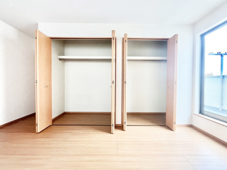 [@`Closet`@ǖʃN[[bg΃^XuKvȂAôȂXbLԂێł܂BꂽXy[XLɊpłBG߂̈ߗނ̕iȂǂՂ[o܂ˁ