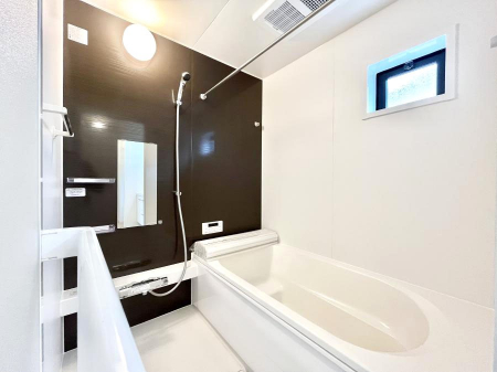@`Bath Room`@L΂ē邱Ƃ\I̔MdȃoX^CłBqlƂꏏł\ȍLȂ̂ŁArOƂ͈ƑcR̂ЂƎy݂܂B