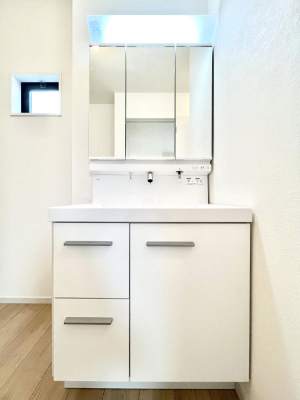 ʑEʏ@`Dressing Room`@\ȑ傫̐ʑ͎[鎖ȂAgȂ݃`FbN⎕ȂǁA̍QԂłzeCNȃXy[Xŗ]TƂƂĒ܂B