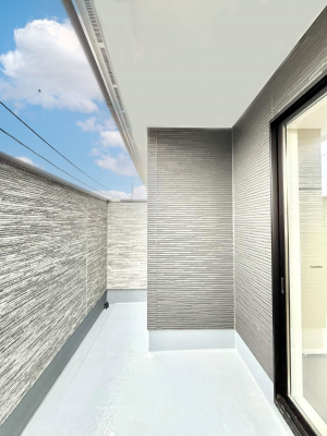 oRj[@`Balcony`@傫ȋɈ͂܂ꂽĈƁBoRj[`ň|IȊJɕ܂܂BoRj[͗z݂zc󕨂C悭Ƃł܂B