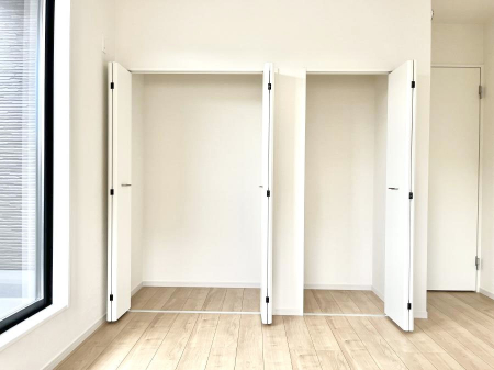[@`Closet`@ǖʃN[[bg΃^XuKvȂAôȂXbLԂێł܂BꂽXy[XLɊpłBG߂̈ߗނ̕iȂǂՂ[o܂ˁ