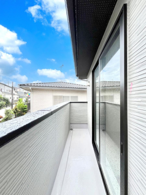 oRj[@`Balcony`@傫ȋɈ͂܂ꂽĈƁBoRj[`ň|IȊJɕ܂܂BoRj[͗z݂zc󕨂C悭Ƃł܂B