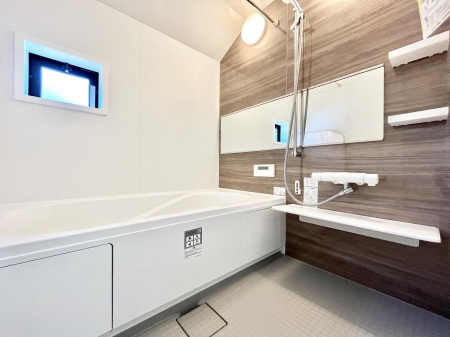 @`Bath Room`@ƑL΂ē邱Ƃ\I̔MdȃoX^CłBqlƂꏏł\ȍLȂ̂ŁArOƂ͈ƑcR̂ЂƎy݂܂B