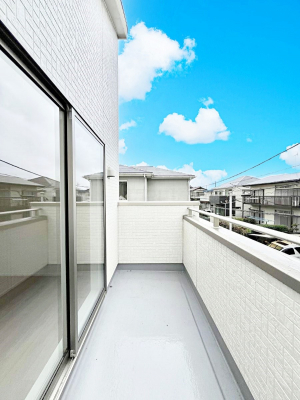 oRj[@`Balcony`@̃oRj[̑Oɂ͉_ȊOɑzՂ̂܂B󕨂₷A薾邭ĈĂ܂Bg₷JIȃoRj[ł