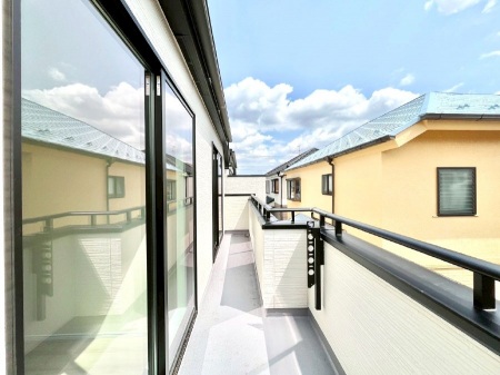 oRj[@2-C`Balcony`@̃oRj[̑Oɂ͉_ȊOɑzՂ̂܂B󕨂₷A薾邭ĈĂ܂Bg₷JIȃoRj[ł