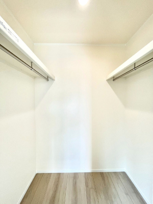 ̑@2-C`Walk-in Closet`@̗mĂVɂȂɂEH[NCN[[bgBmȊOɂAigȂƓdX[cP[XAXgbNiȂǉłЕtԂłB