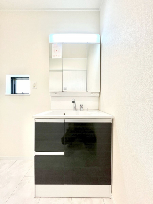 ʑEʏ@2-C`Dressing Room`@邭pE_[[Bgꏊ炱AKȋԂƂȂĂ܂BVv[hbT[̗pĂ܂̂ŁAVyɏo܂