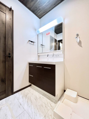 ̑@`Dressing Room`  FœꂳĂƁAXbLƐۂ܂B  ̗ɂ͂ՂƎ[Xy[XWI  ́AVv@\dāB