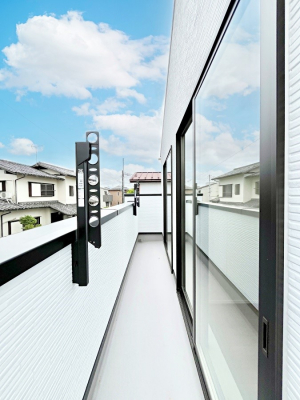 oRj[@`Balcony`@傫ȋɈ͂܂ꂽĈƁBoRj[`ň|IȊJɕ܂܂BoRj[͗z݂zc󕨂C悭Ƃł܂B
