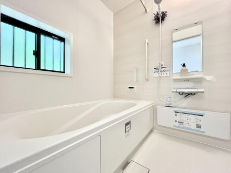 @Q`Bath Room`  LXƂ͋C̗ǂoX[BqlƈꏏɂCɓy݁Avöy[W܂؂ȏuԁBX̔tbVłłB