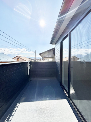 oRj[@`Balcony`@̃oRj[̑Oɂ͉_ȊOɑzՂ̂܂B󕨂₷A薾邭ĈĂ܂Bg₷JIȃoRj[ł