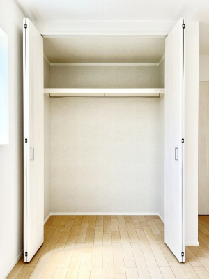 [@`Closet`@ǖʃN[[bg΃^XuKvȂAôȂXbLԂێł܂BꂽXy[XLɊpłBG߂̈ߗނ̕iȂǂՂ[o܂ˁ