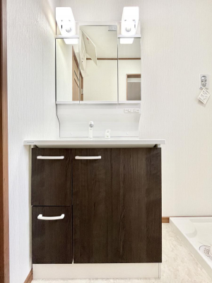 ʑEʏ@`Dressing Room`@\ȑ傫̐ʑ͎[鎖ȂAgȂ݃`FbN⎕ȂǁA̍QԂłzeCNȃXy[Xŗ]TƂƂĒ܂B