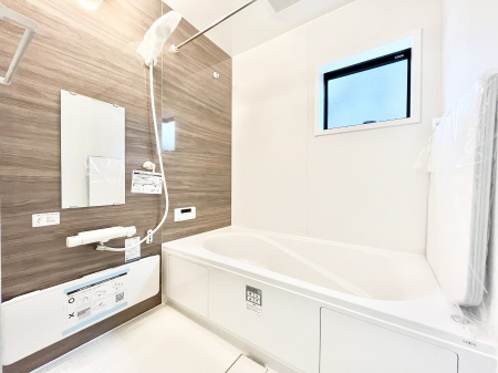 @Q`Bath Room`  LXƂ͋C̗ǂoX[B  qlƈꏏɂCɓy݁Avöy[W܂؂ȏuԁB  X̔tbVłłB