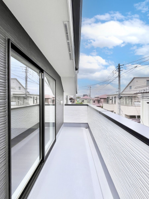 oRj[@R`Balcony`@傫ȋɈ͂܂ꂽĈƁBoRj[`ň|IȊJɕ܂܂BoRj[͗z݂zc󕨂C悭Ƃł܂B