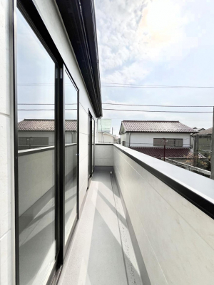 oRj[@`Balcony`@̃oRj[̑Oɂ͉_ȊOɑzՂ̂܂B󕨂₷A薾邭ĈĂ܂BƑS̐󕨂CɊ܂B
