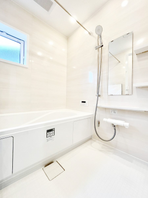 @`Bath Room`@L΂ē邱Ƃ\I̔MdȃoX^CłBqlƂꏏł\ȍLȂ̂ŁArOƂ͈ƑcR̂ЂƎy݂܂B
