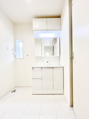 ʑEʏ@`Dressing Room`@\ȑ傫̐ʑ͎[鎖ȂAgȂ݃`FbN⎕ȂǁA̍QԂłzeCNȃXy[Xŗ]TƂƂĒ܂B