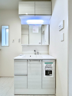 ʑEʏ@`Dressing Room`@\ȑ傫̐ʑ͎[鎖ȂAgȂ݃`FbN⎕ȂǁA̍QԂłzeCNȃXy[Xŗ]TƂƂĒ܂B