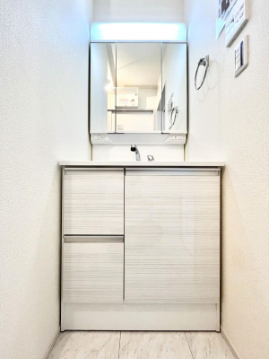 ʑEʏ@`Dressing Room`@\ȑ傫̐ʑ͎[鎖ȂAgȂ݃`FbN⎕ȂǁA̍QԂłzeCNȃXy[Xŗ]TƂƂĒ܂B