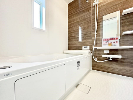 @P`Bath Room`  LXƂ͋C̗ǂoX[B  qlƈꏏɂCɓy݁Avöy[W܂؂ȏuԁB  X̔tbVłłB
