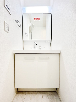 ʑEʏ@`Dressing Room`@邭pE_[[Bgꏊ炱AKȋԂƂȂĂ܂BVv[hbT[̗pĂ܂̂ŁAVyɏo܂B